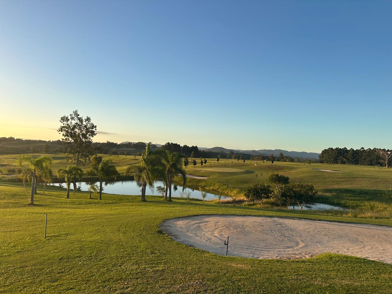 Fairway com bunker ao entardecer