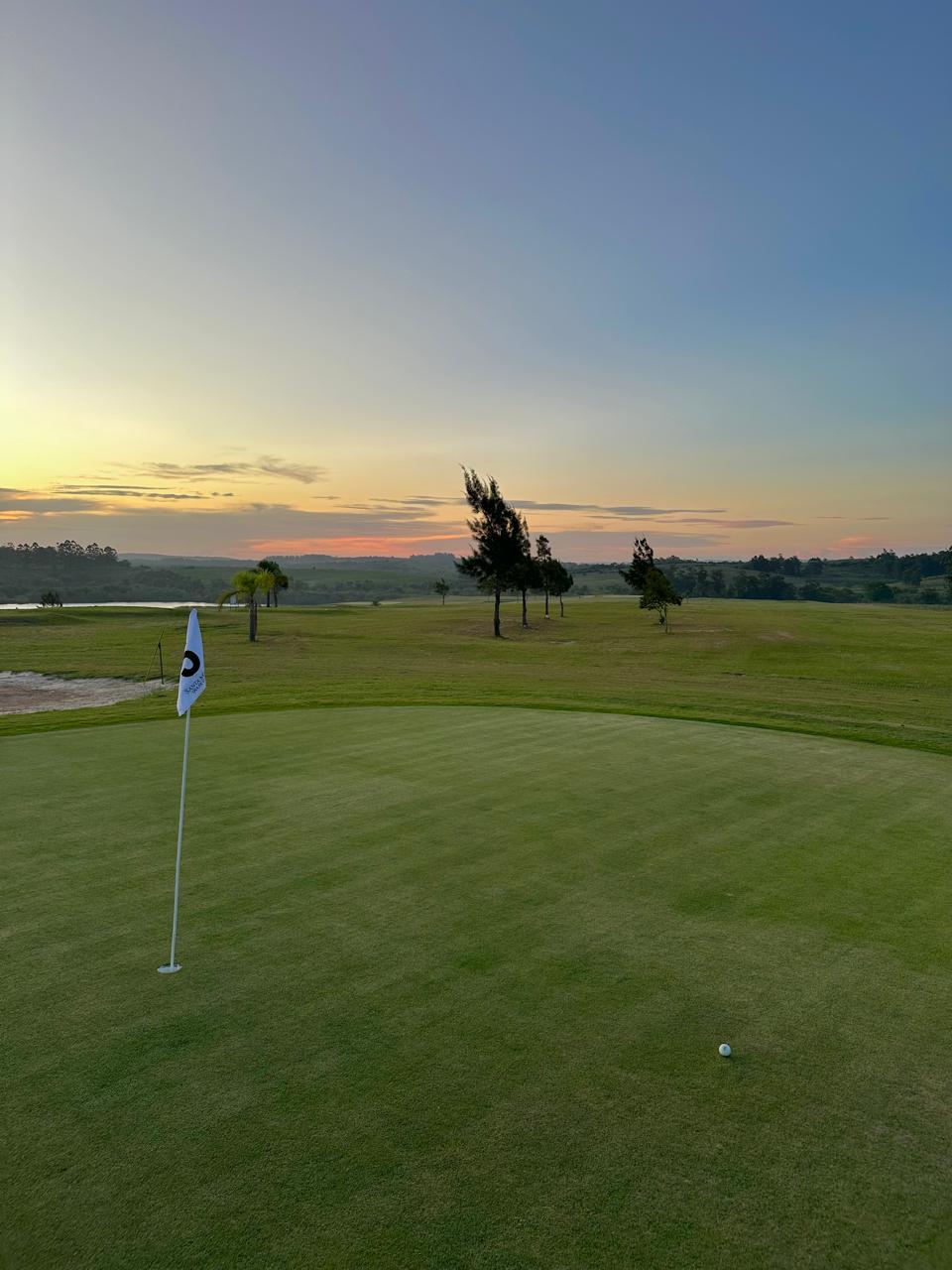 Campo do Santa Maria Golfe Clube ao pôr do sol